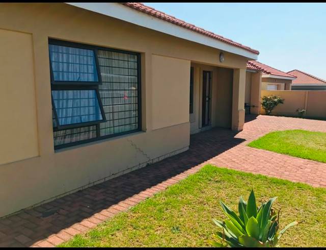2 BEDROOM HOUSE FOR SALE IN SONNEVELD